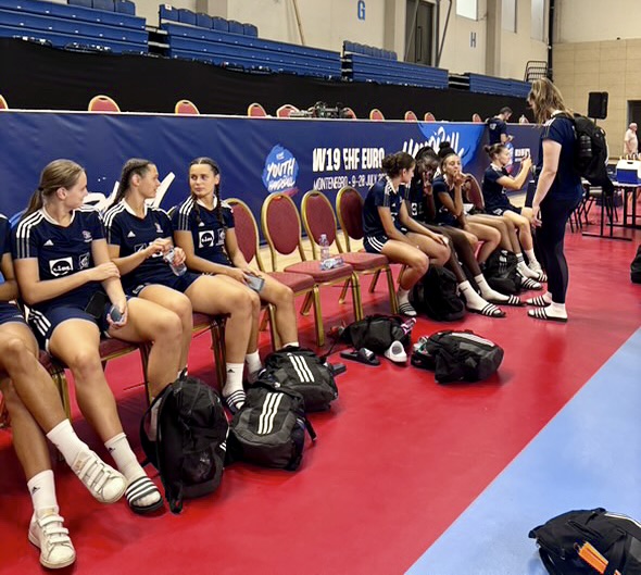 handbelles.fr vous emmène, en immersion, avec l’équipe de France U20 de handball avec Claire Koestner, Léane Gonzalez et Mélissa Chantelly. handbelles.fr vous emmène, en immersion, avec l’équipe de France U20 de handball avec Claire Koestner, Léane Gonzalez et Mélissa Chantelly.