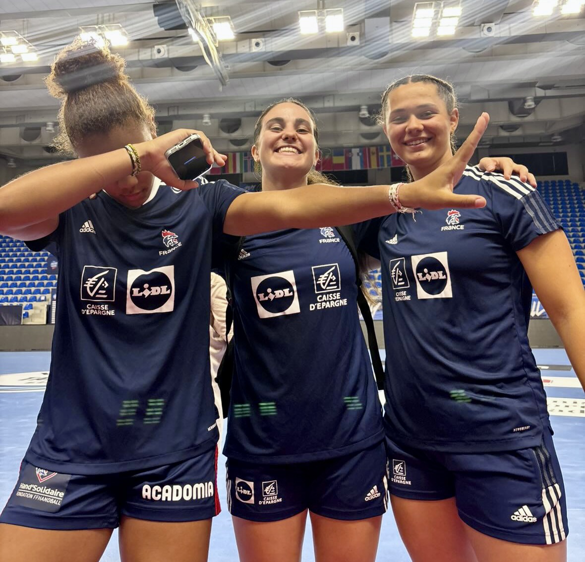 handbelles.fr vous emmène, en immersion, avec l’équipe de France U20 de handball avec Claire Koestner, Léane Gonzalez et Mélissa Chantelly. handbelles.fr vous emmène, en immersion, avec l’équipe de France U20 de handball avec Claire Koestner, Léane Gonzalez et Mélissa Chantelly.