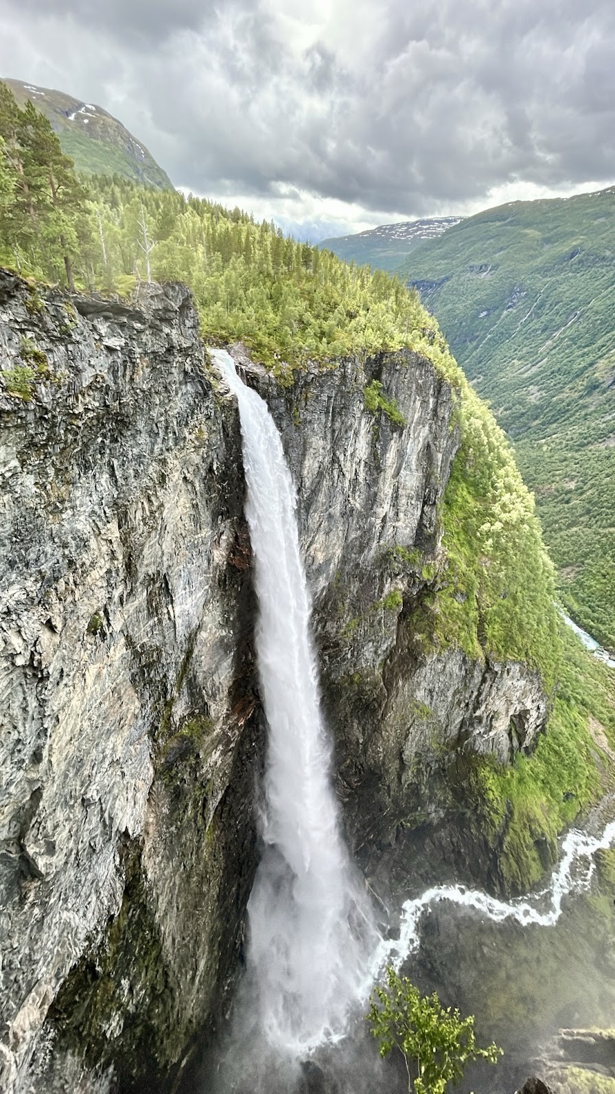 Voyage en van sur handbelles.fr avec Axelle Florentin et Valentin Clauss. Norvège Voyage en van sur handbelles.fr avec Axelle Florentin et Valentin Clauss. Norvège