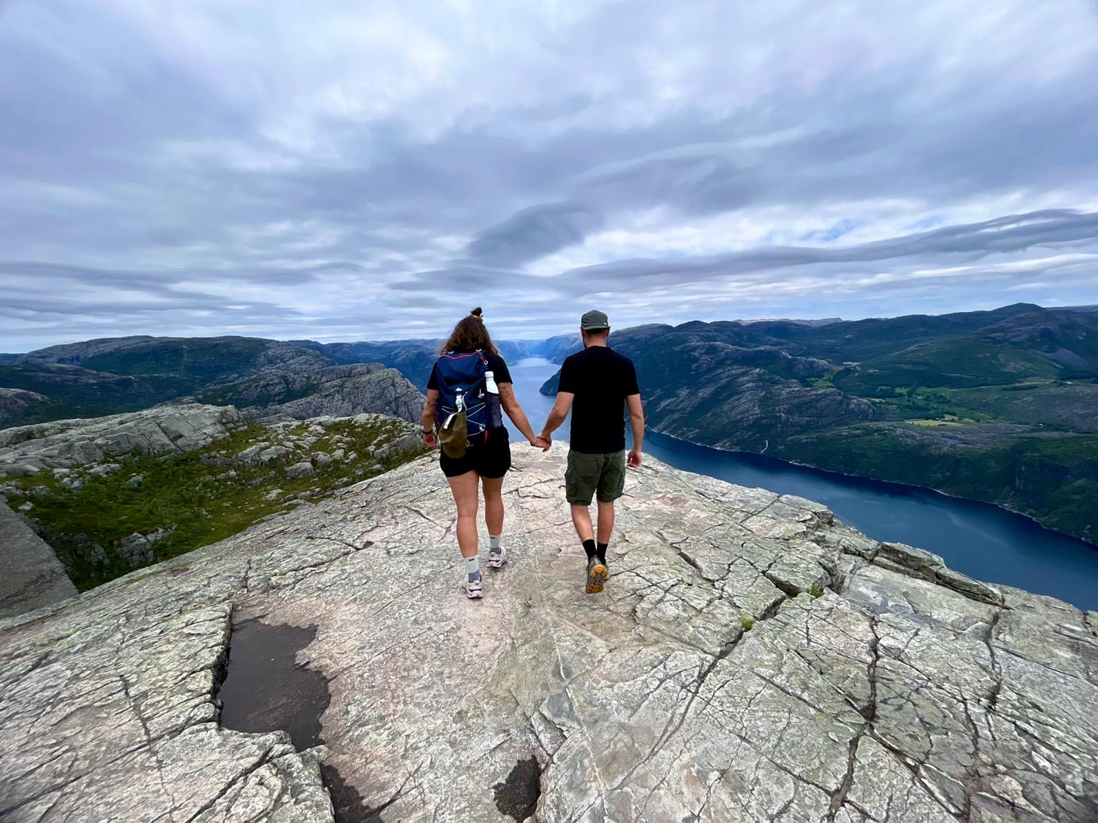 Voyage en van sur handbelles.fr avec Axelle Florentin et Valentin Clauss. Norvège Voyage en van sur handbelles.fr avec Axelle Florentin et Valentin Clauss. Norvège