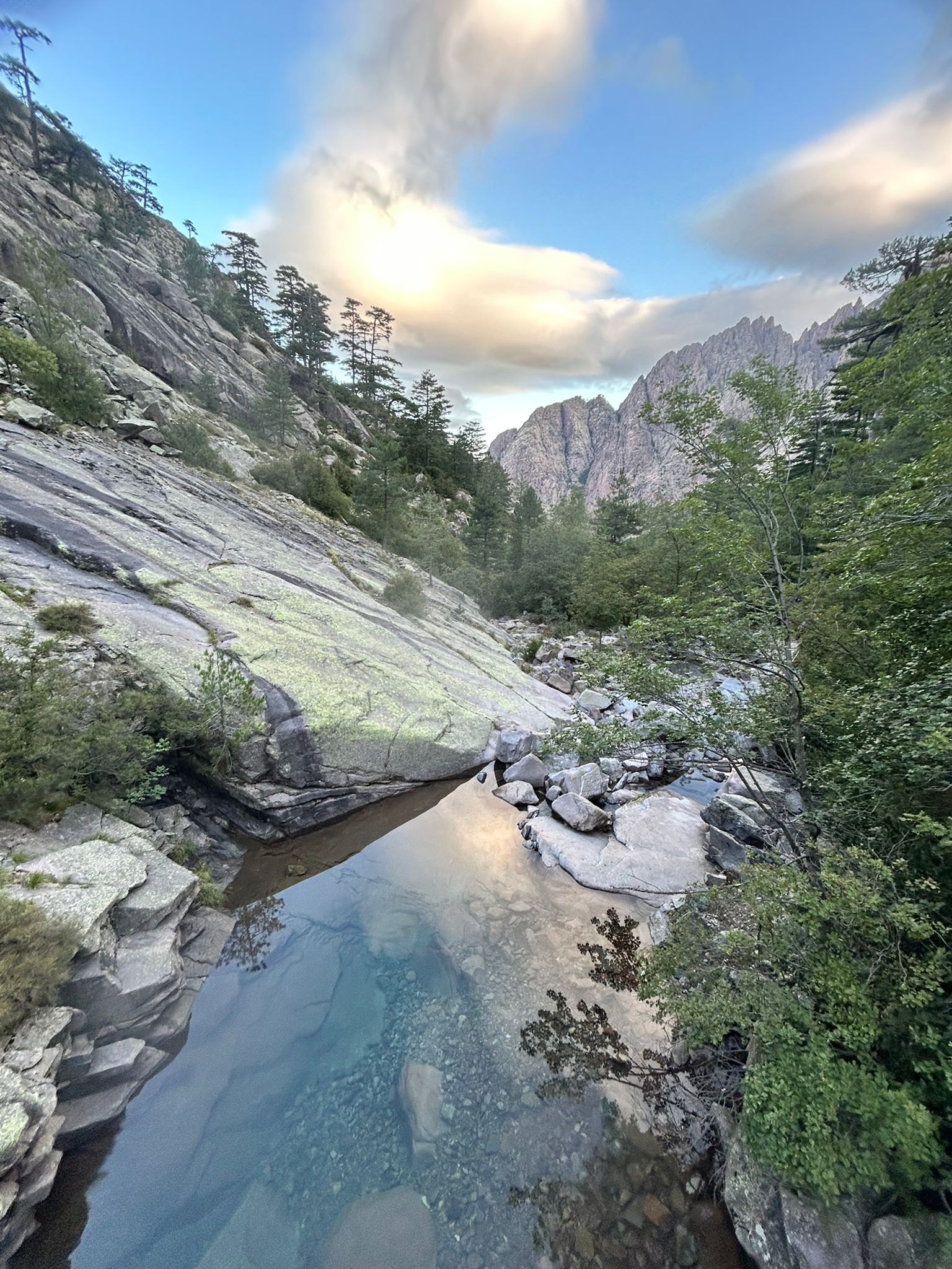 Voyage en van sur handbelles.fr avec Axelle Florentin et Valentin Clauss. GR20 Corse<br />
