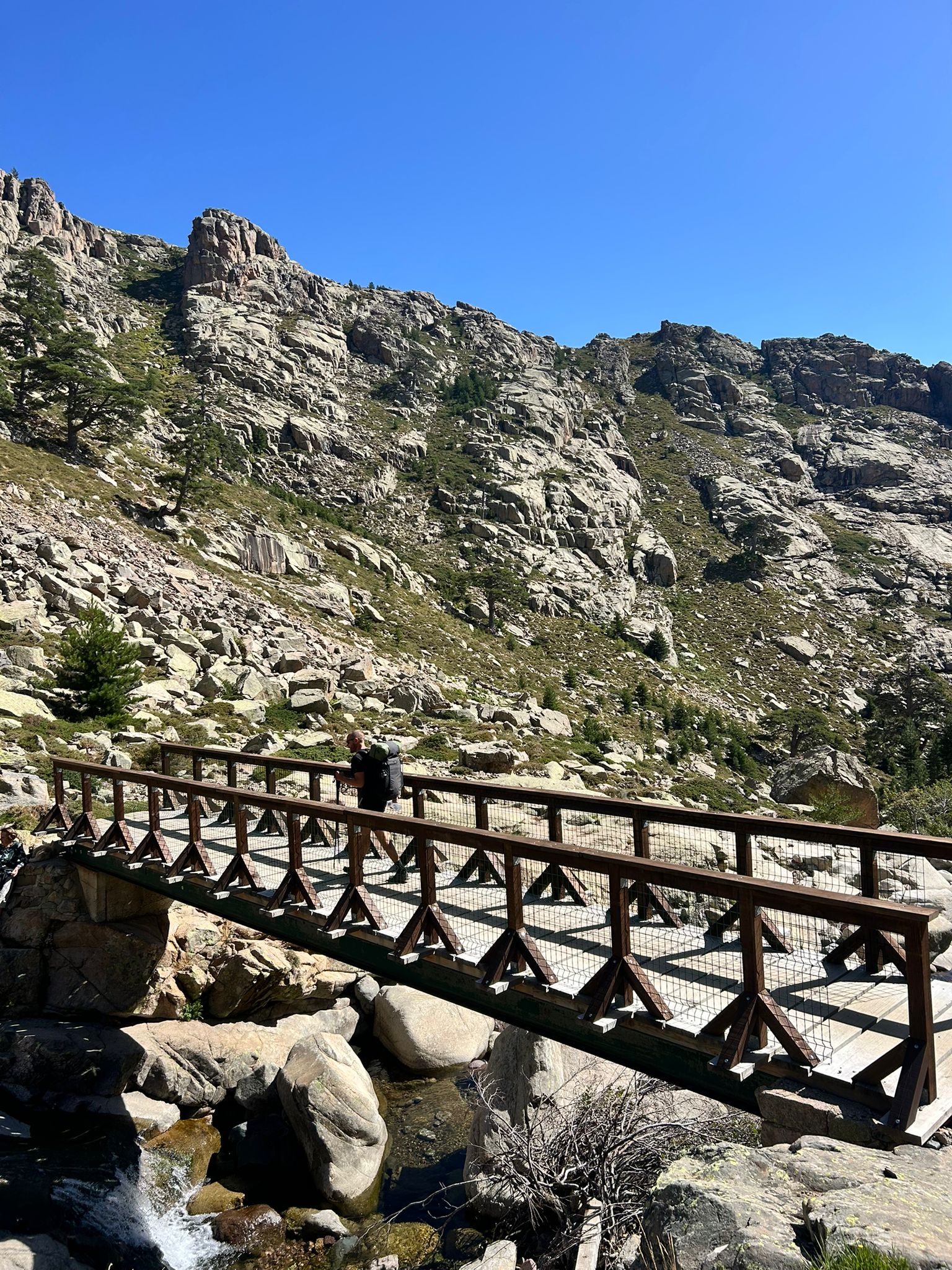 Voyage en van sur handbelles.fr avec Axelle Florentin et Valentin Clauss. GR20 Corse<br />
