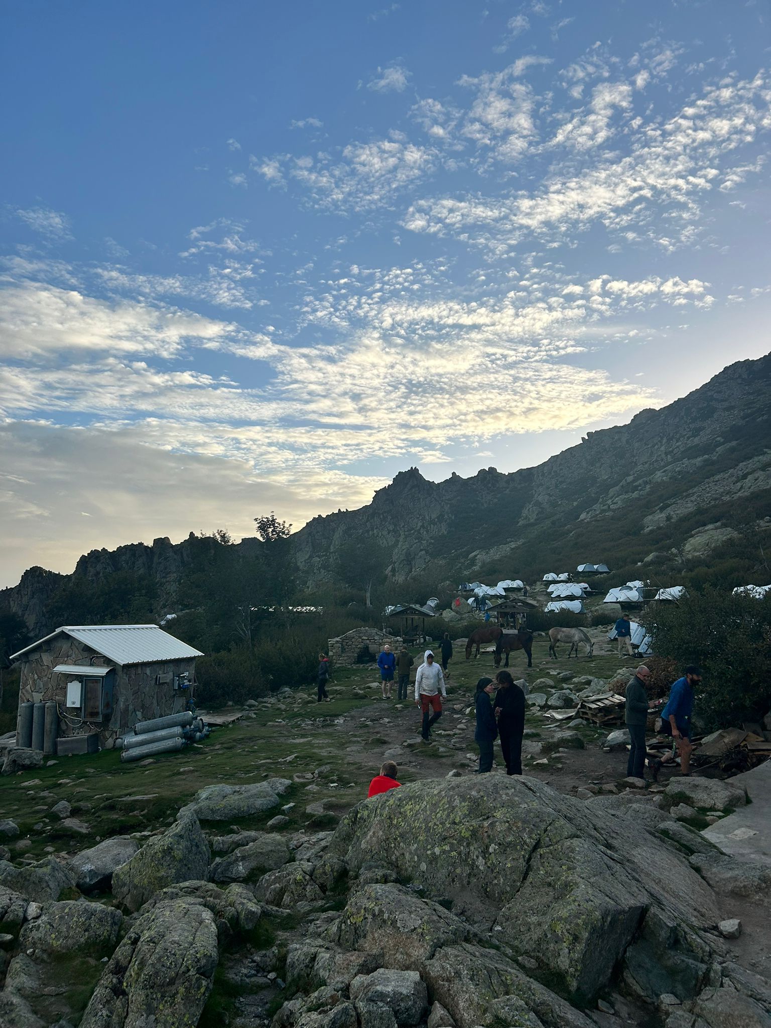 Voyage en van sur handbelles.fr avec Axelle Florentin et Valentin Clauss. GR20 Corse<br />
