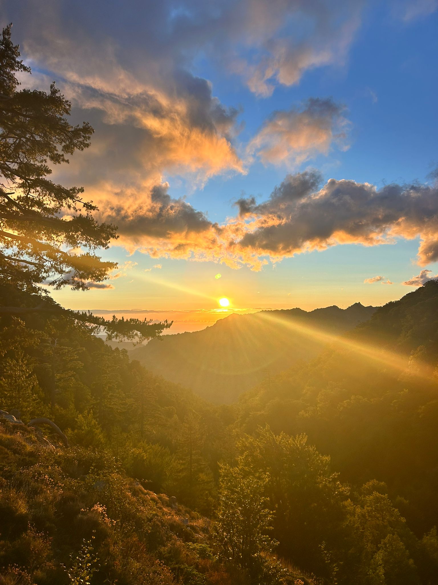 Voyage en van sur handbelles.fr avec Axelle Florentin et Valentin Clauss. GR20 Corse<br />
