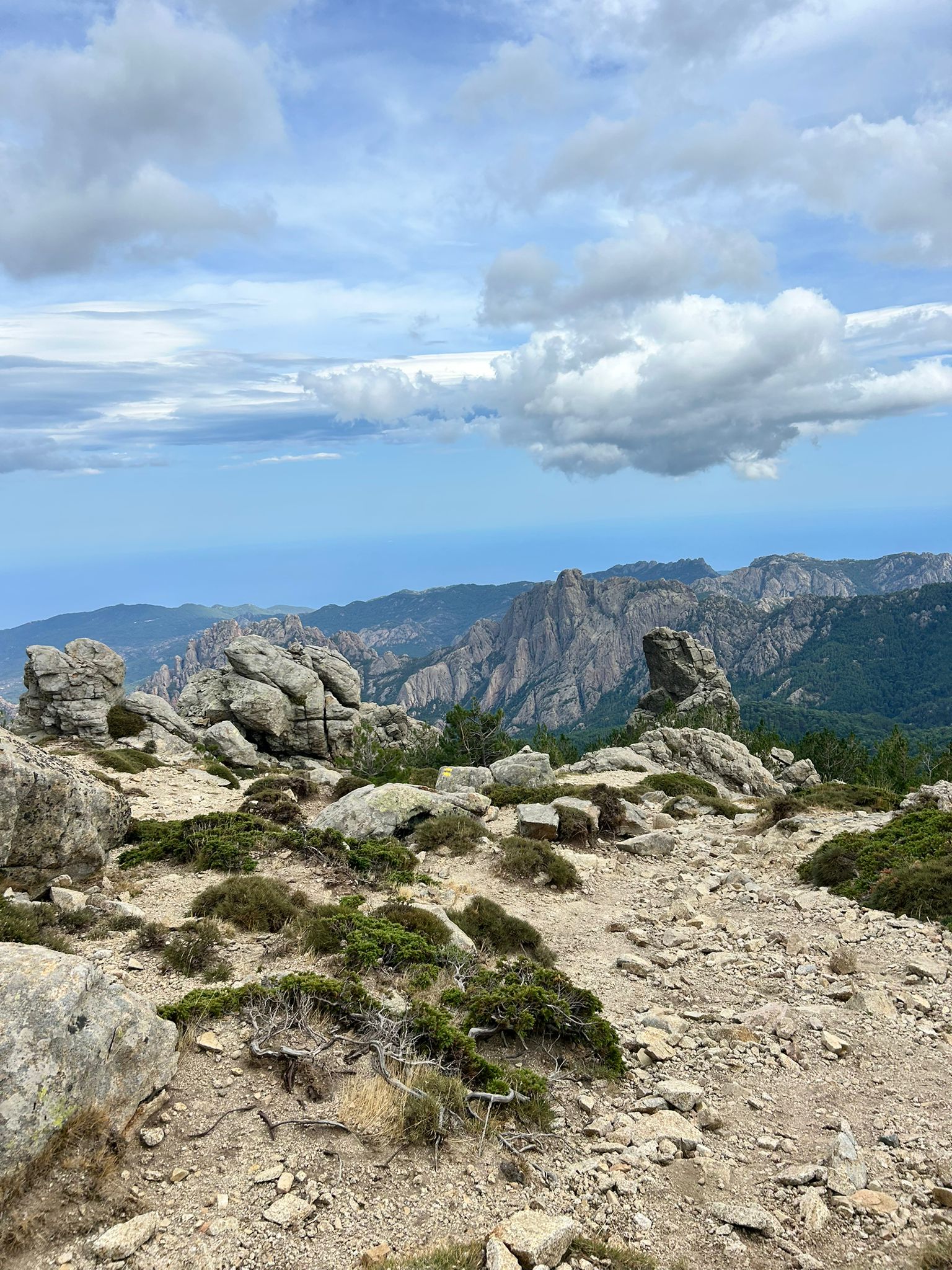 Voyage en van sur handbelles.fr avec Axelle Florentin et Valentin Clauss. GR20 Corse<br />
