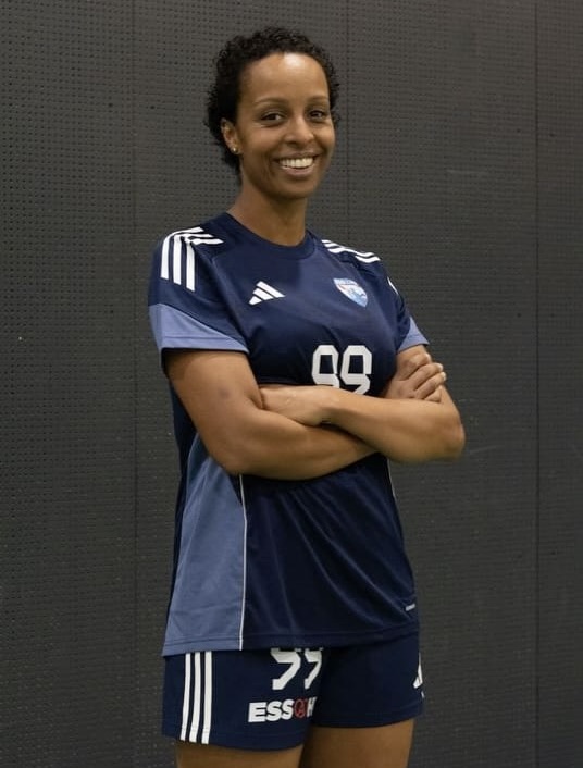 Handball Delphine Thiam (ESSAHB) sur handbelles.fr Photo Meltem Kurhan<br />
