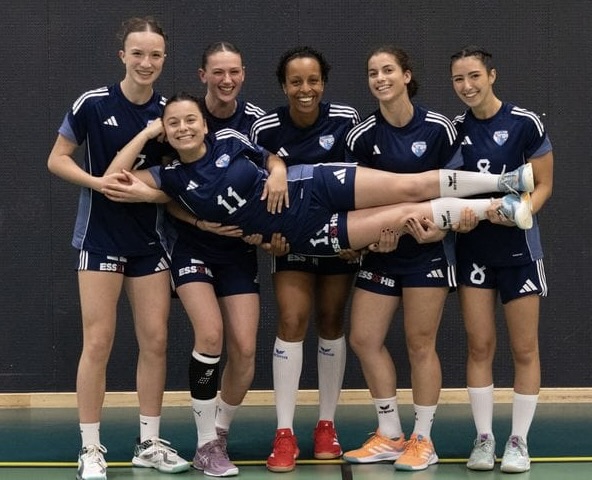 Handball Delphine Thiam (ESSAHB) sur handbelles.fr Photo Meltem Kurhan<br />
