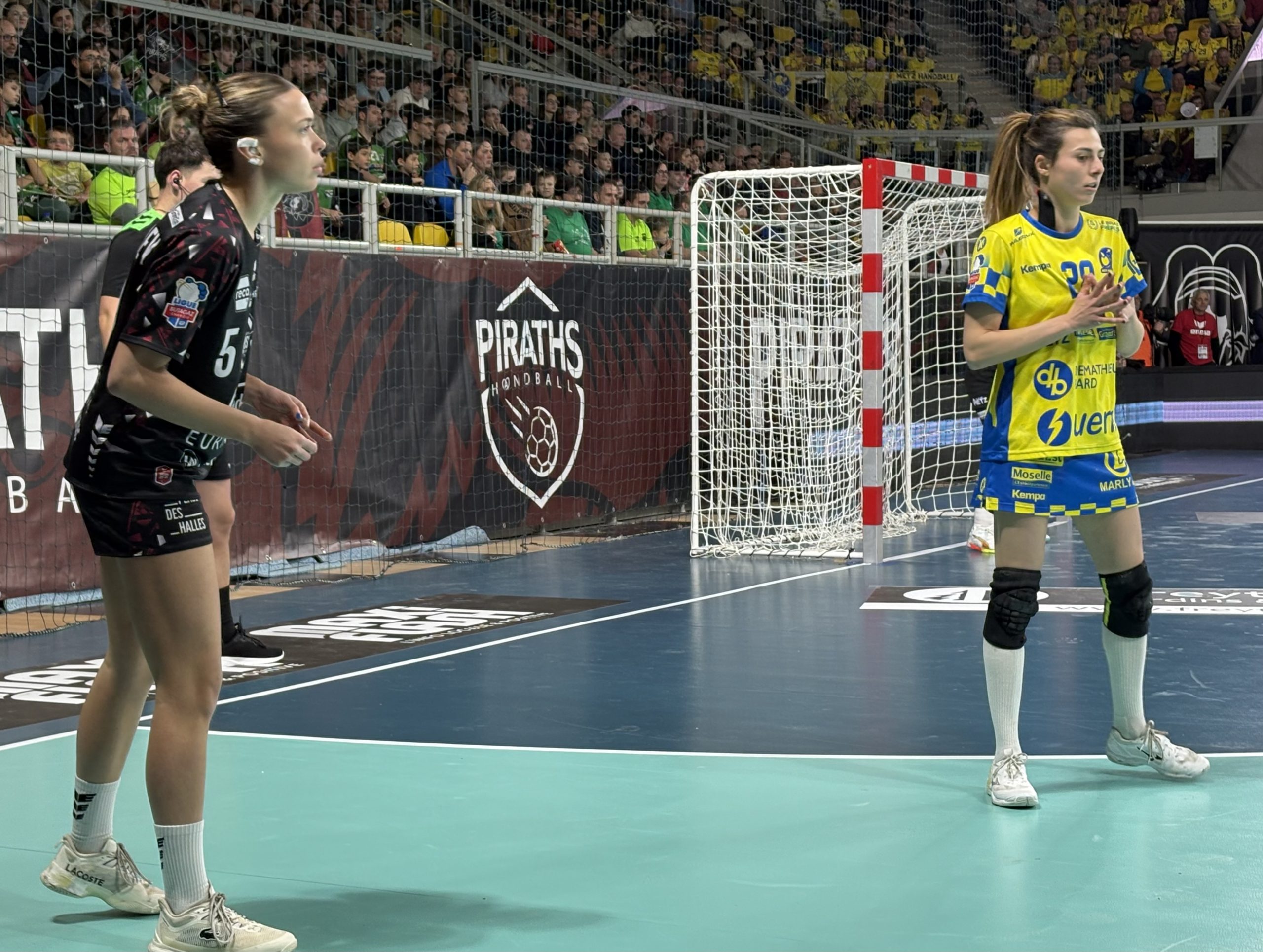 Julia Mauffrey Lucie Granier Handball Piraths Strasbourg ATH contre Metz au Rhenus sur handbelles.fr