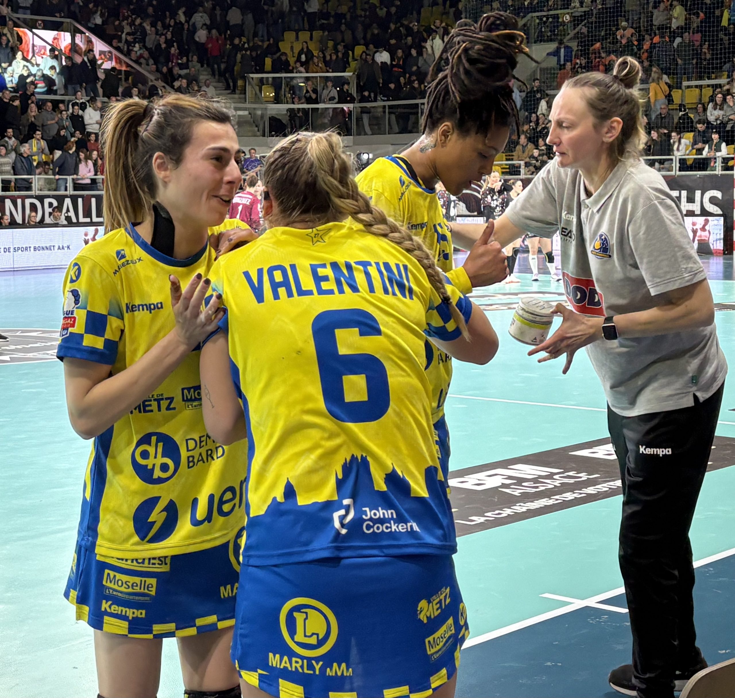 Chloé Valentini, Lucie Granier Handball Piraths Strasbourg ATH contre Metz au Rhenus sur handbelles.fr