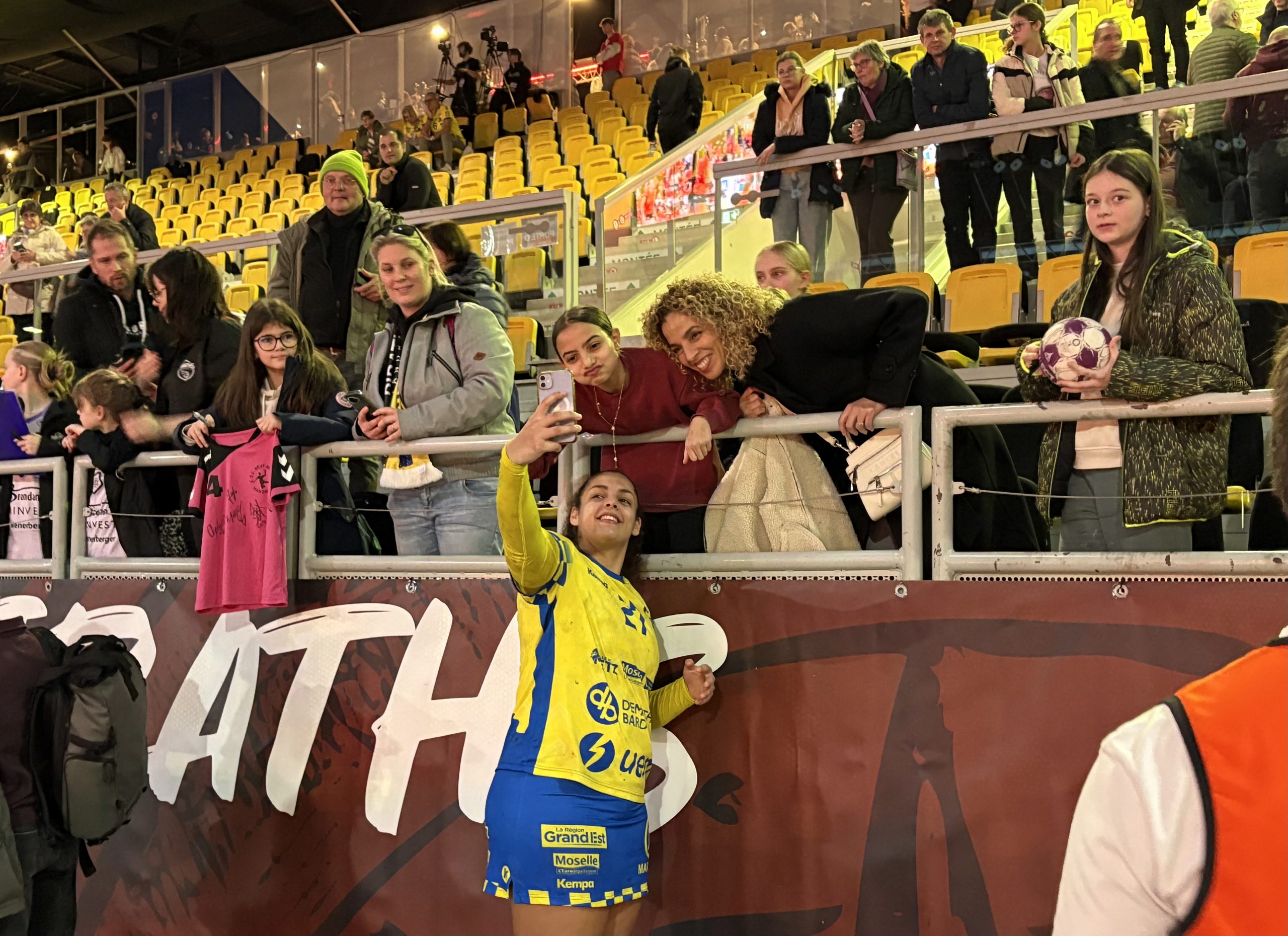 Sarah Bouktit Handball Piraths Strasbourg ATH contre Metz au Rhenus sur handbelles.fr