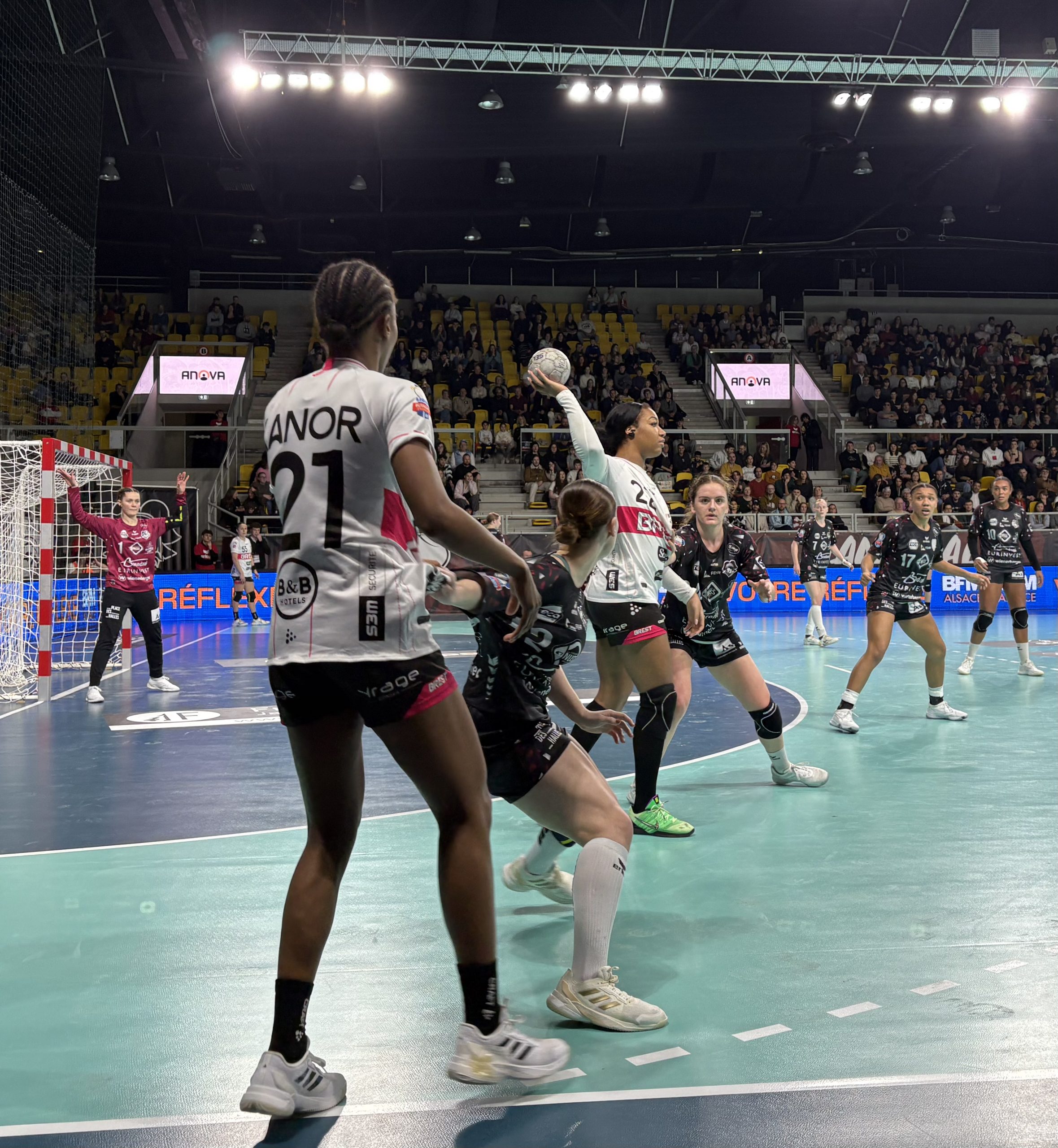 Pauletta Foppa, Laura Kanor, Emma Tuccella Piraths Strasbourg ATH - Brest handball au Rhenus sur handbelles.fr