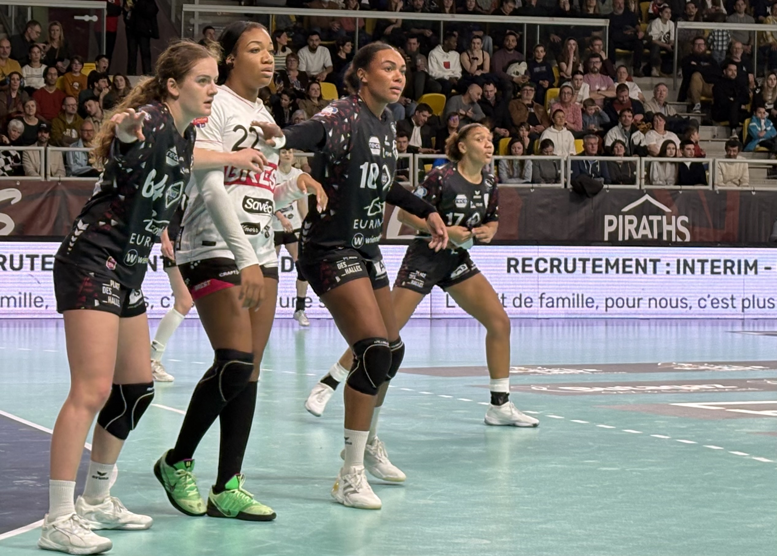 Pauletta Foppa, Lina Colinot, Louise Cusset Piraths Strasbourg ATH - Brest handball au Rhenus sur handbelles.fr