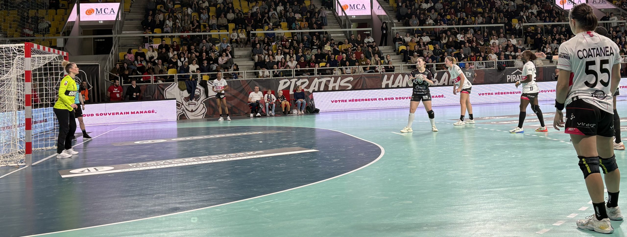 Camille Depuiset, Pauline Coatanea Emma Tuccella BBH Piraths Strasbourg ATH - Brest handball au Rhenus sur handbelles.fr