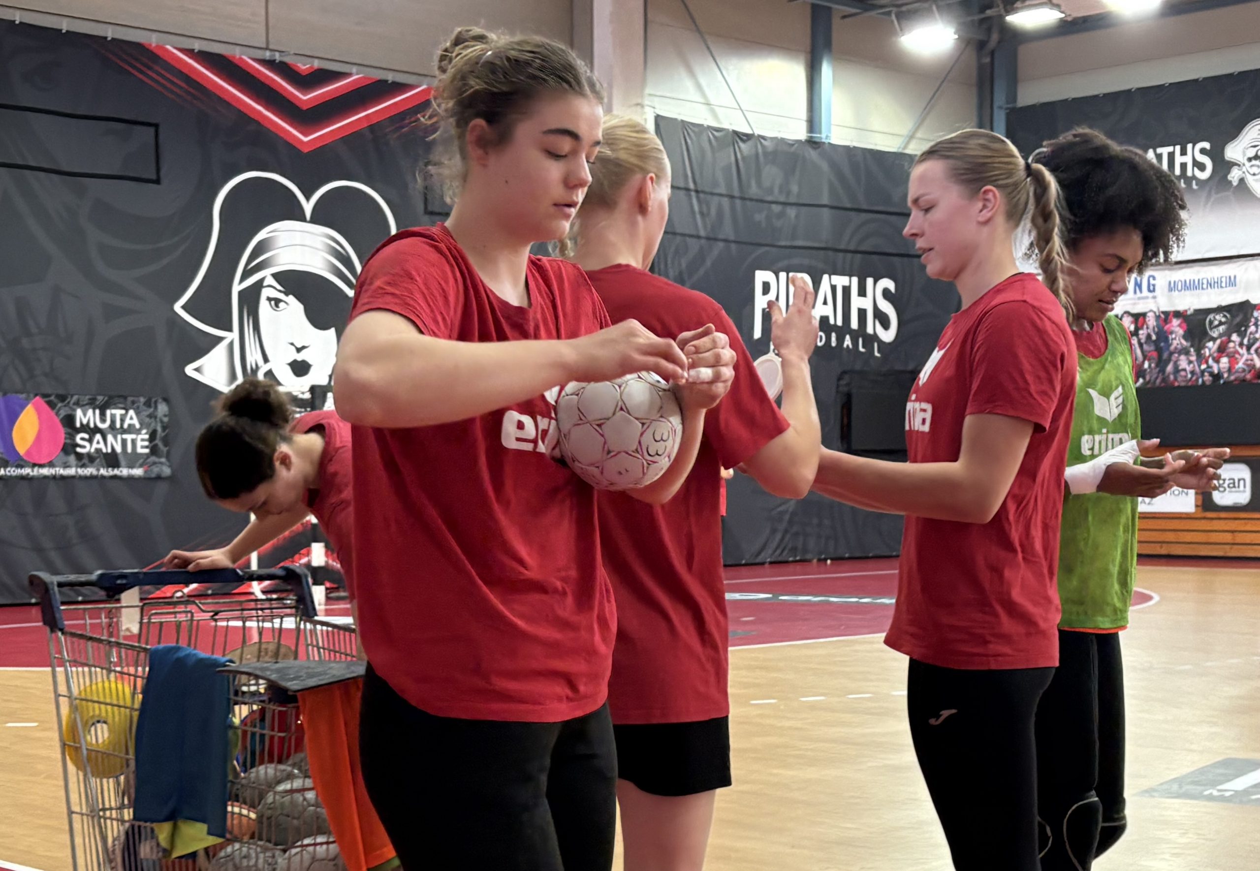 Nora Snedkerud Piraths Strasbourg ATH handball sur handbelles.fr