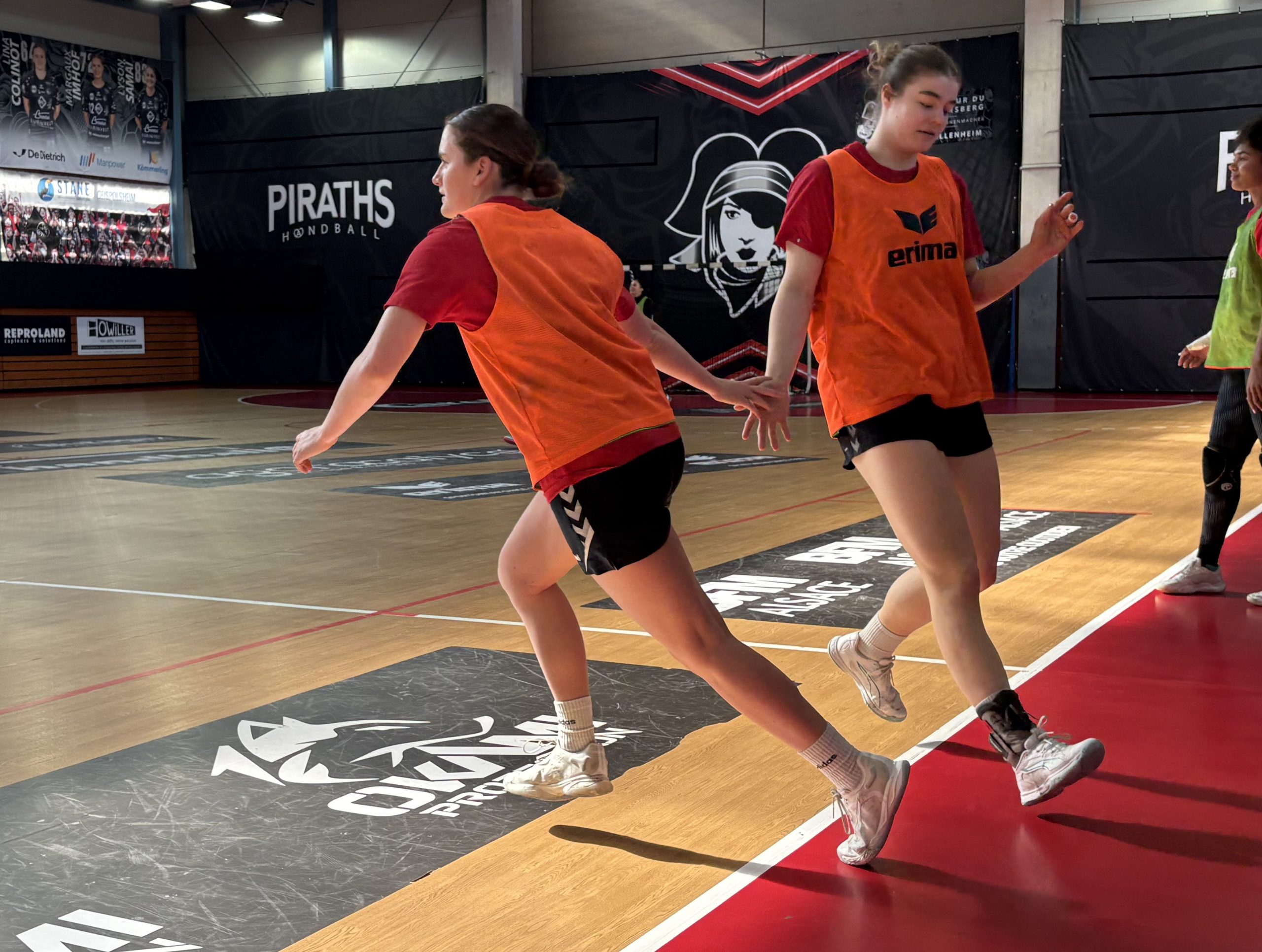 Lina Colinot et Nora Snedkerud Piraths Strasbourg ATH handball sur handbelles.fr