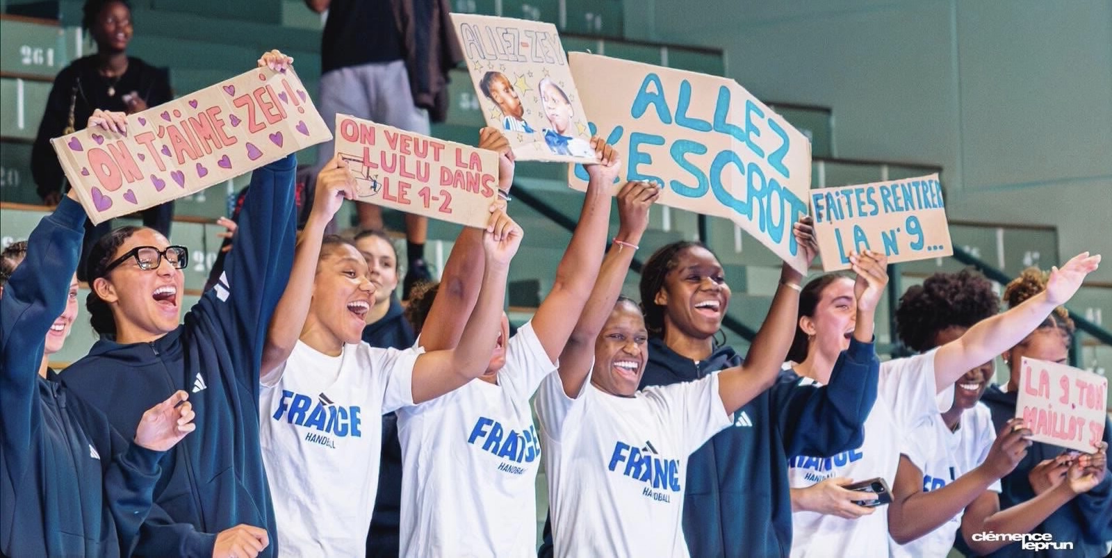 Claire Koestner, Yvana Atangana, Léane Gonzalez, Mélissa Chantelly et Lyson Samaï équipe de France U20 handball sur handbelles.fr