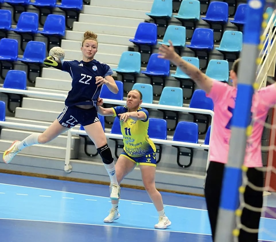 Noémie Oster ESSAHB Trophée Jean André handball sur handbelles.fr