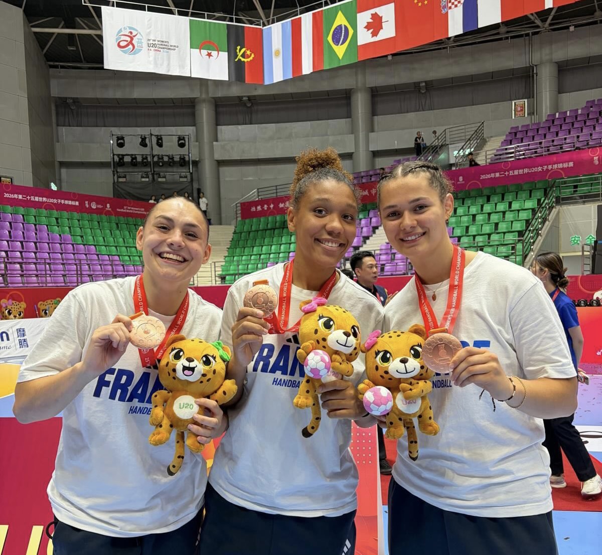Léane Gonzalez, Lyson Samaï, Mélissa Chantelly équipe de France U20 de handball sur handbelles.fr