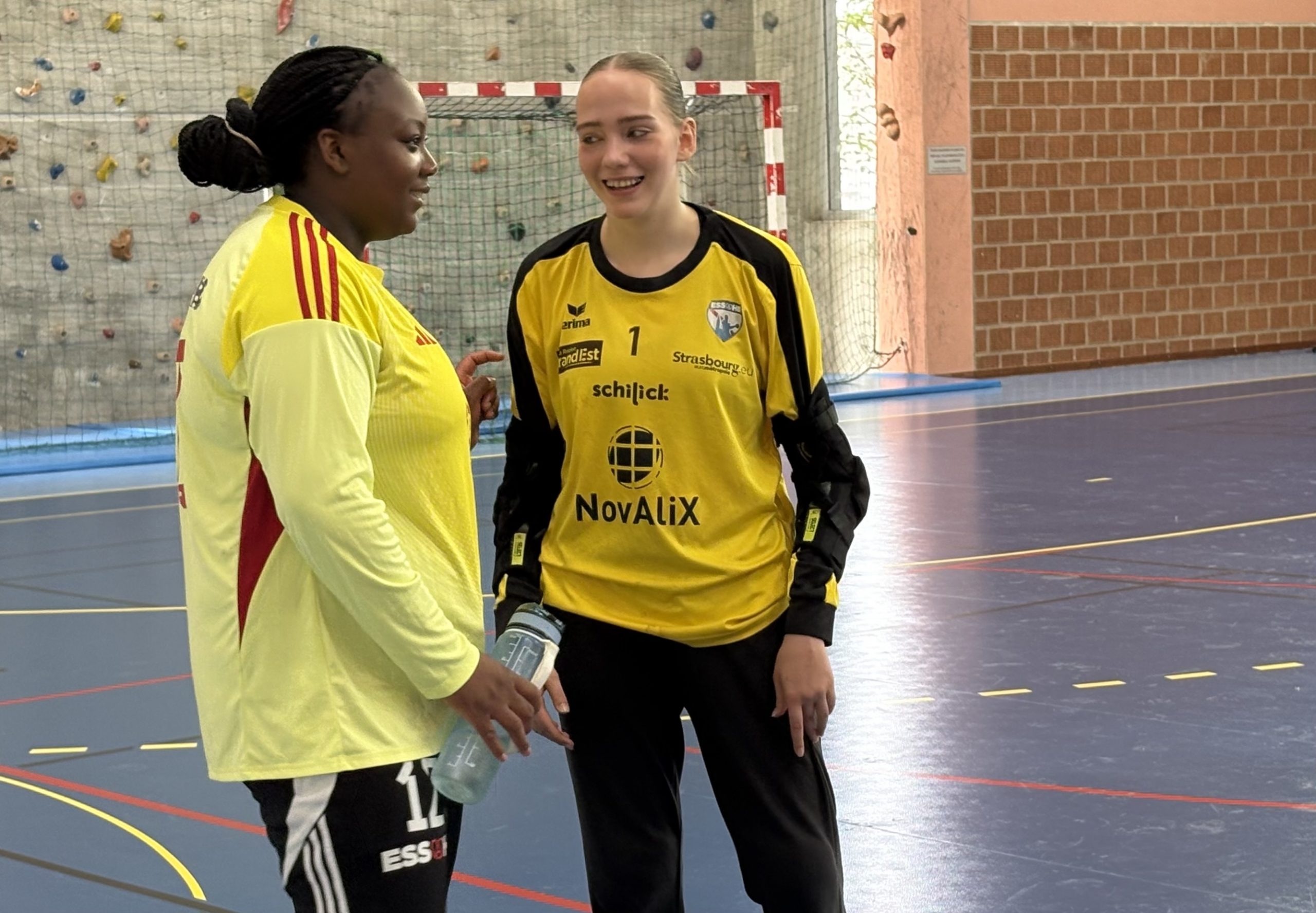 Clothilde Goldstein et Laura Da Silveira ESSAHB handball Coupe de France sur handbelles.fr