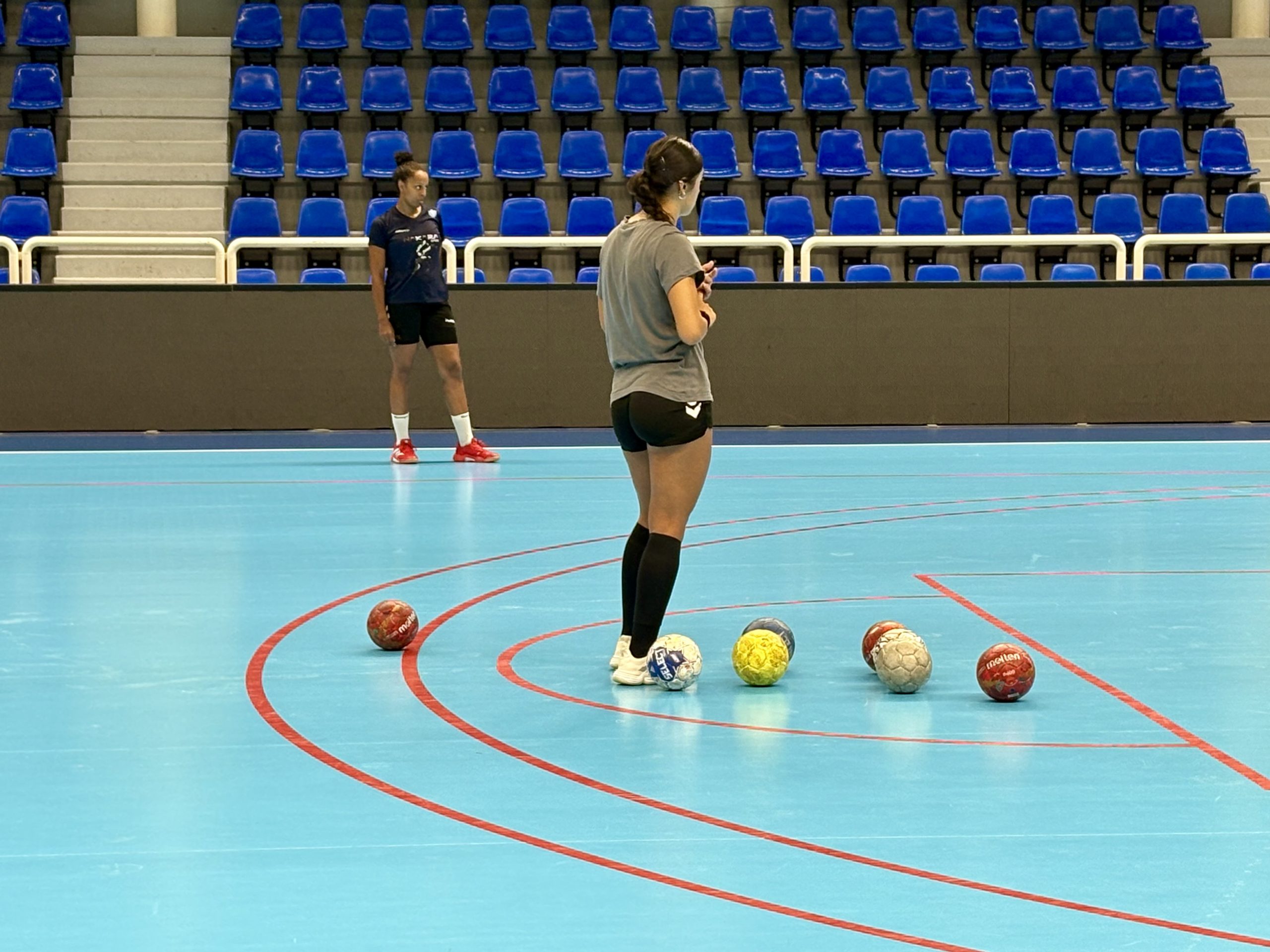 Irmak Akbingöl Delphine Thiam ESSAHB handball sur handbelles.fr