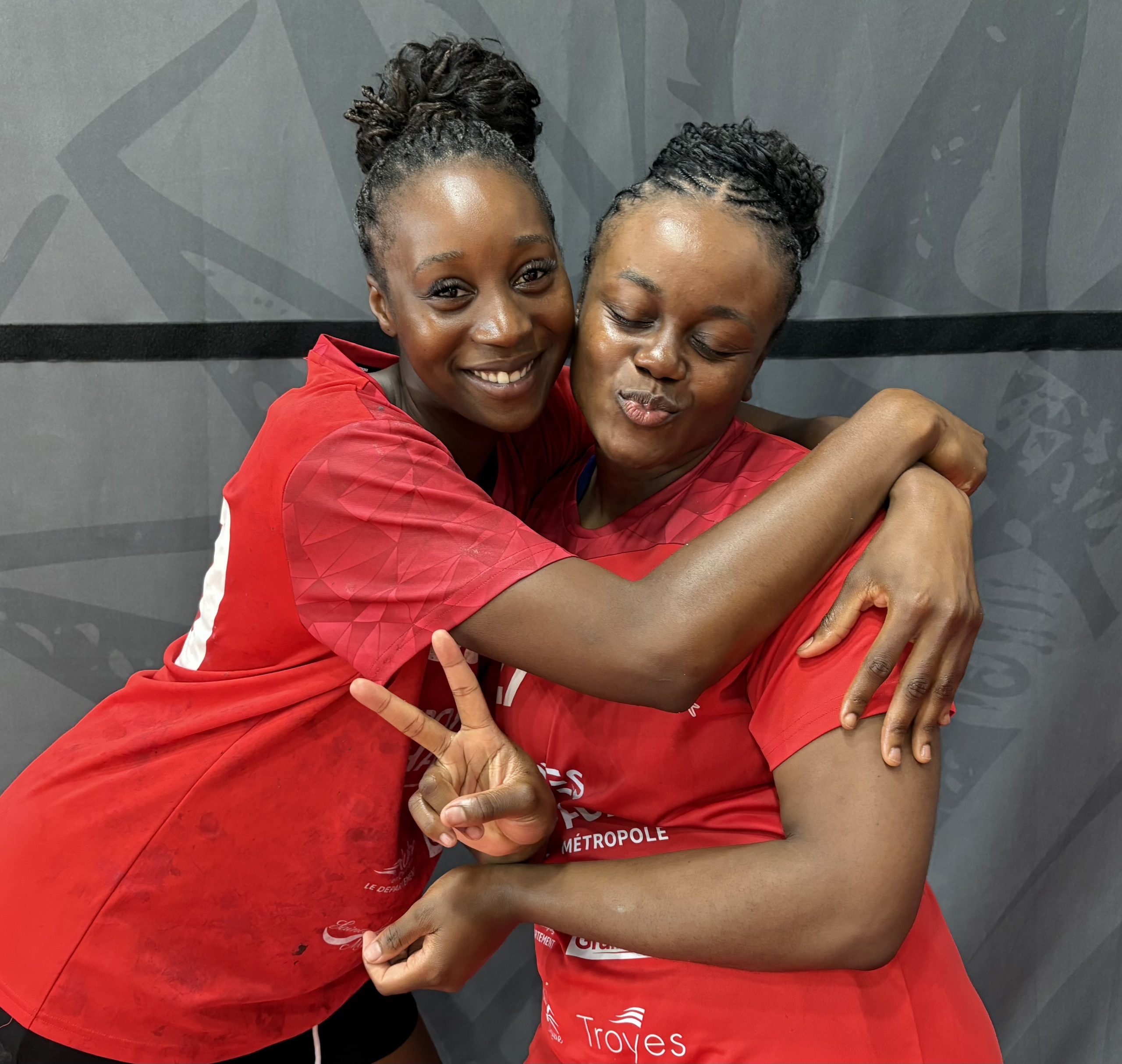 Fanta Diakhon Yvernellie Kouelamambou Sainte-Maure/Troyes handball sur handbelles.fr
