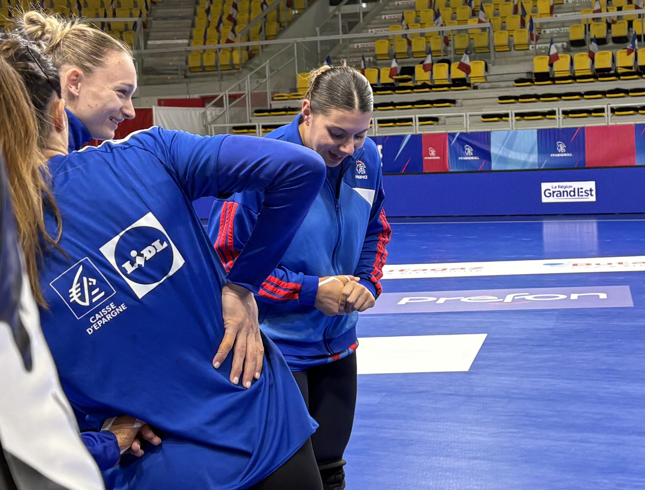Léna Grandveau et Laura Schneider équipe de France de handball sur handbelles.fr